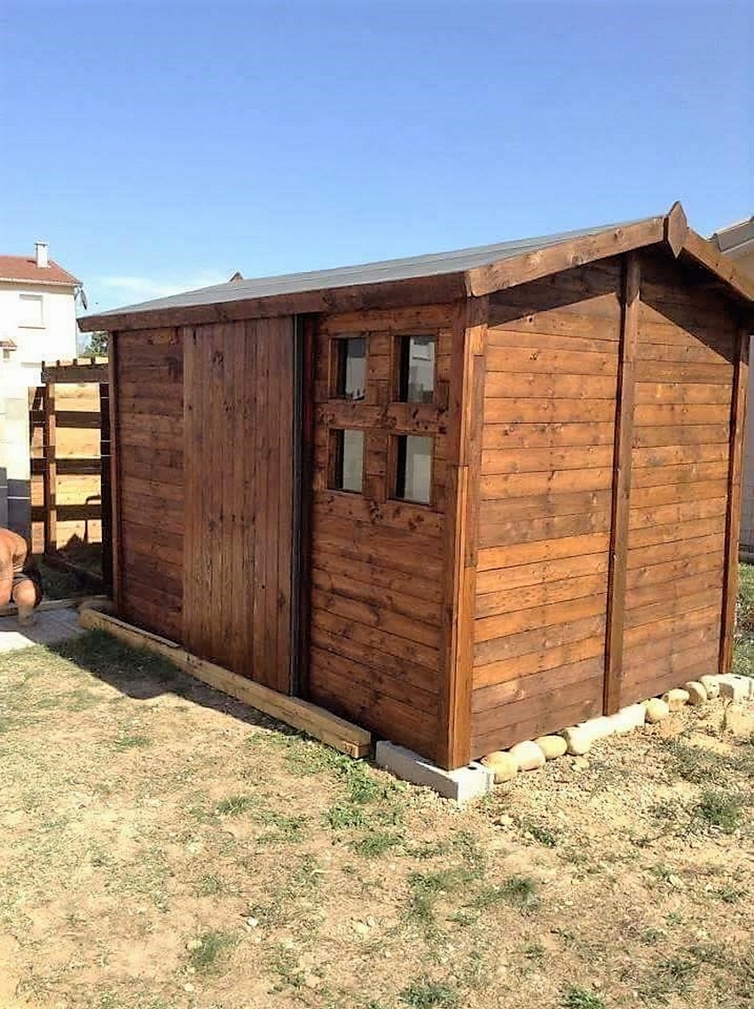 patio-cabin-made-with-pallets