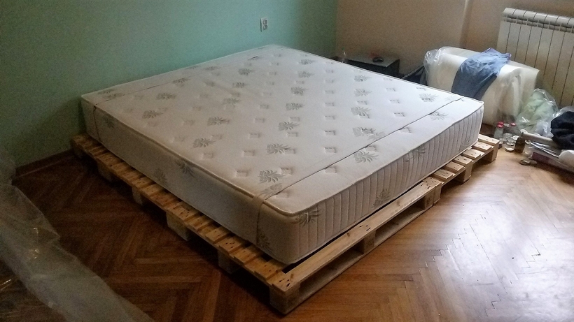recycled-pallet-bed-frame