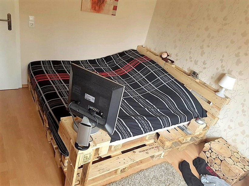 repurposed-pallet-bed