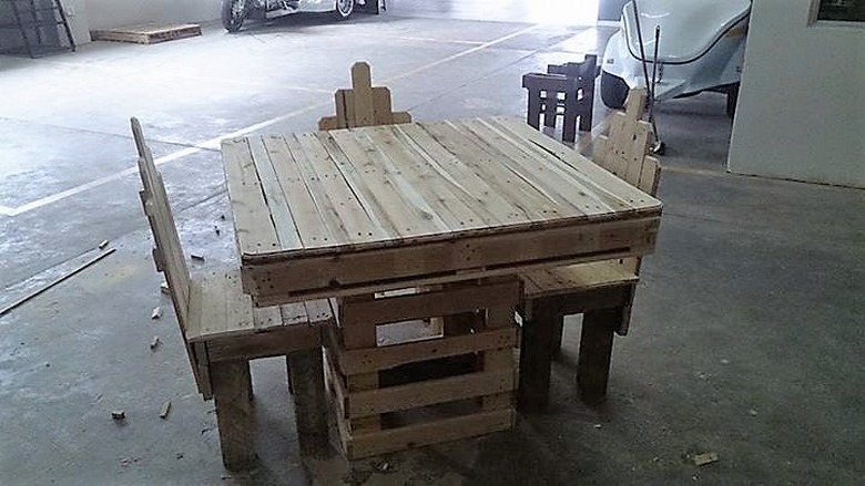 wooden-pallet-table-2