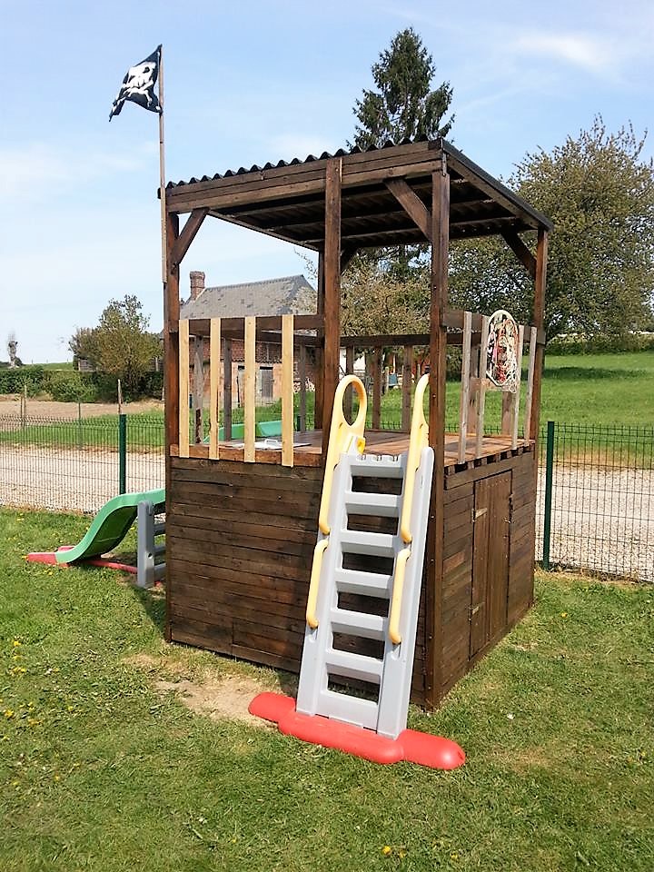 kids-playhouse-made-with-pallets-wood