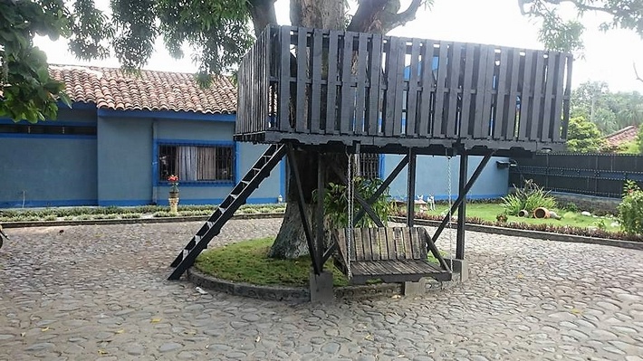 kids-playhouse-with-pallets