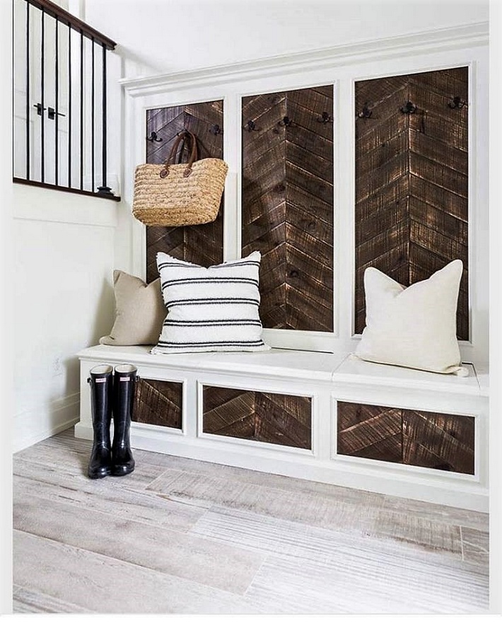 pallet-wall-art-with-hanger-and-couch