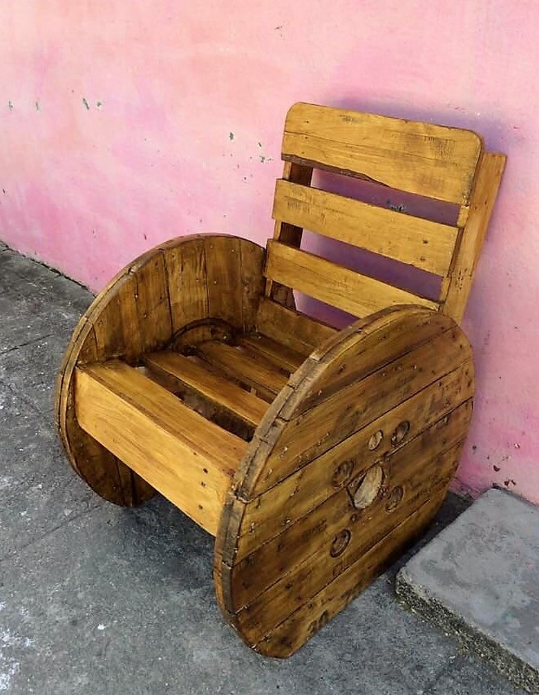 pallet-with-cable-reel-patio-chair