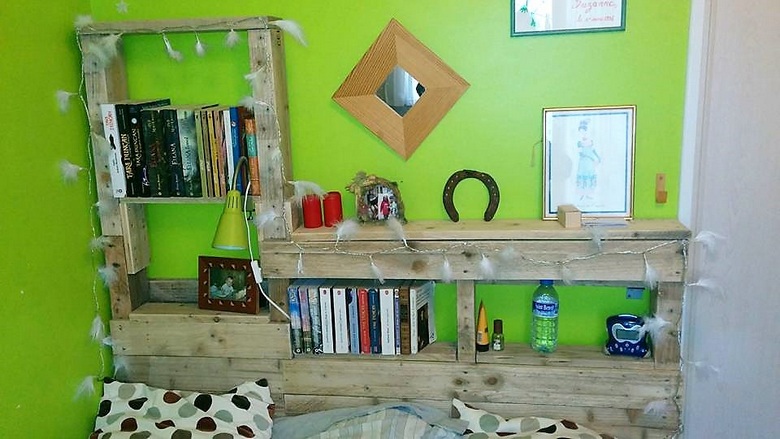 pallet-wood-bed-headboard-with-storage-shelves