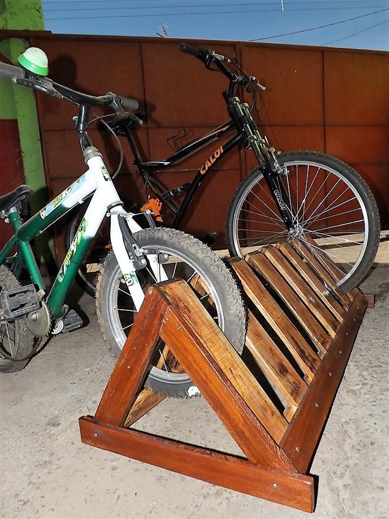 pallet-wood-bicycle-stand