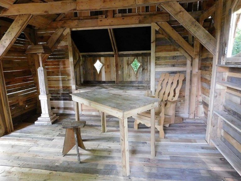 Repurposed Wood Pallets Patio Cabin | Pallet Ideas