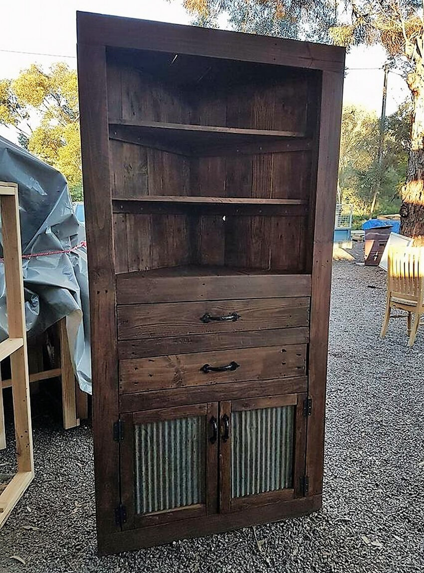 wood pallet corner shelf board