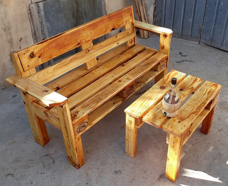 neat pallet bench with table