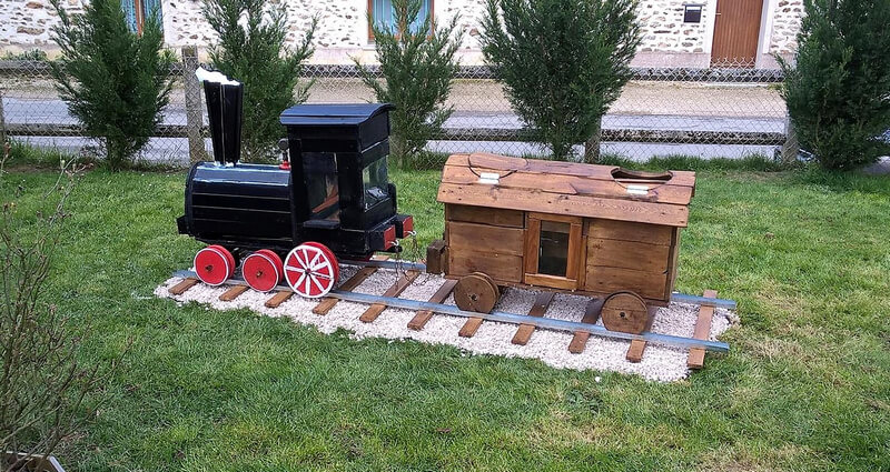 pallets garden train art for kids