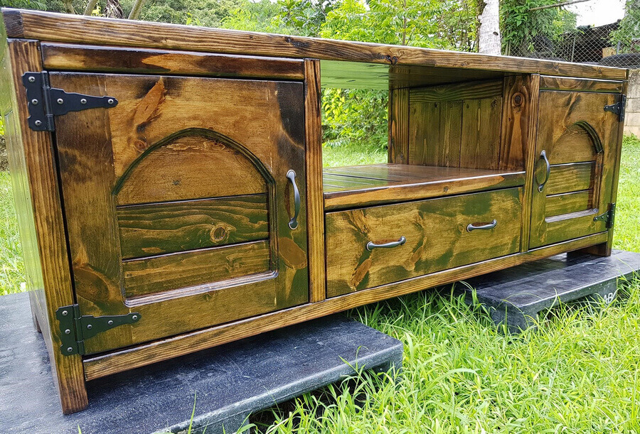 pallets made tv stand