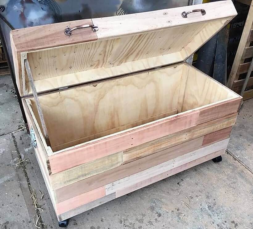 Repurposed Wood Pallets Made Toy Box | Pallet Ideas
